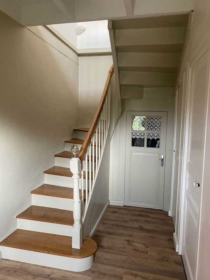 Rénovation escalier bois - Peinture blanche et Décoration